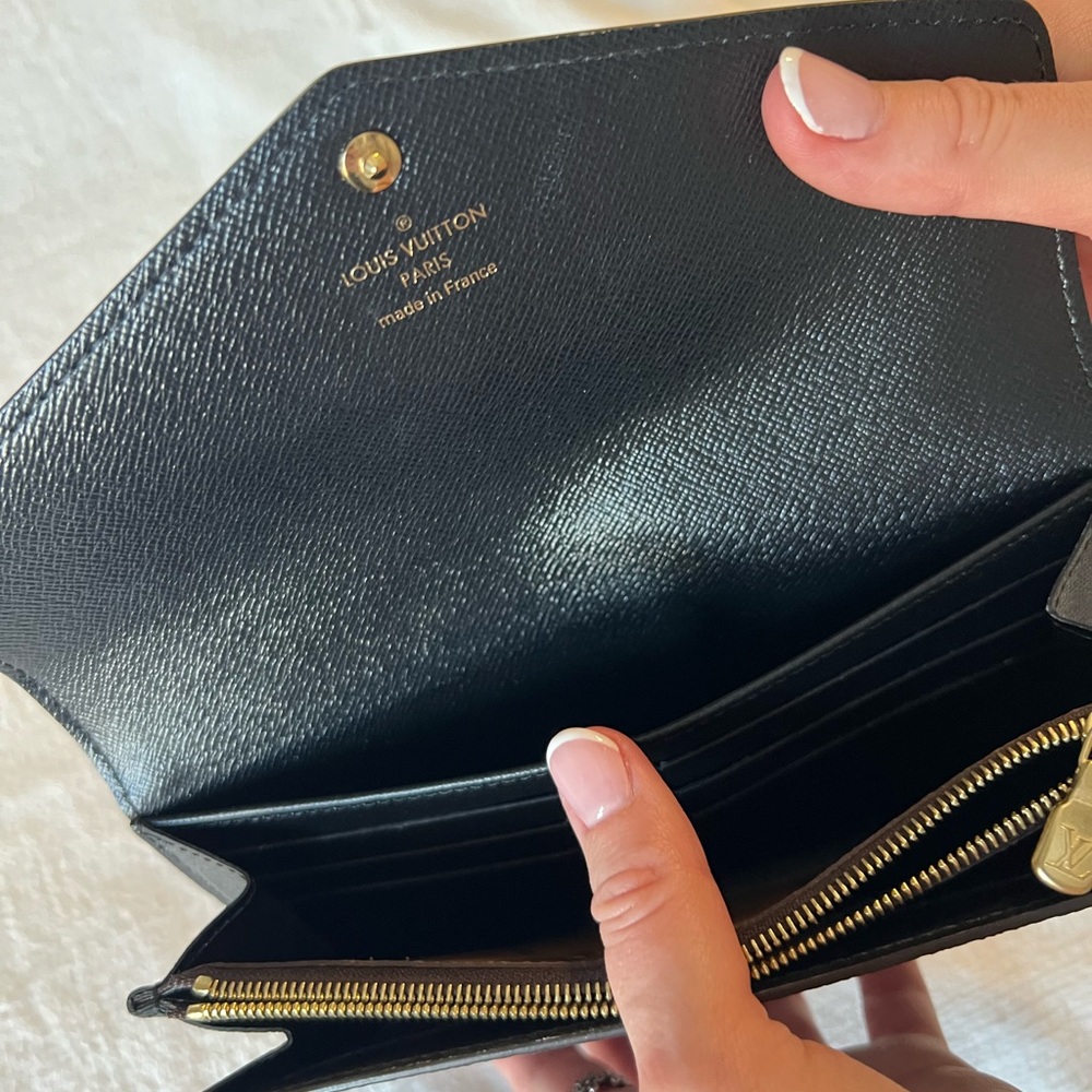 Louis Vuitton Monogram and Monogram Reverse Giant canvas wallet. Like new. - Picture 3 of 11